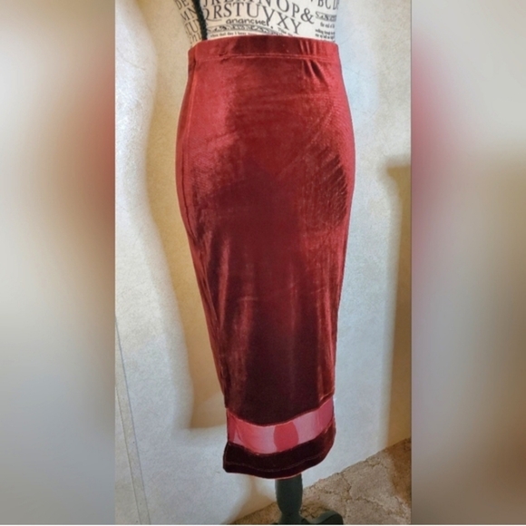 Bozzolo Burgundy Velvet Pencil Skirt with Sheer Hem Detail Size:S - Picture 2 of 8